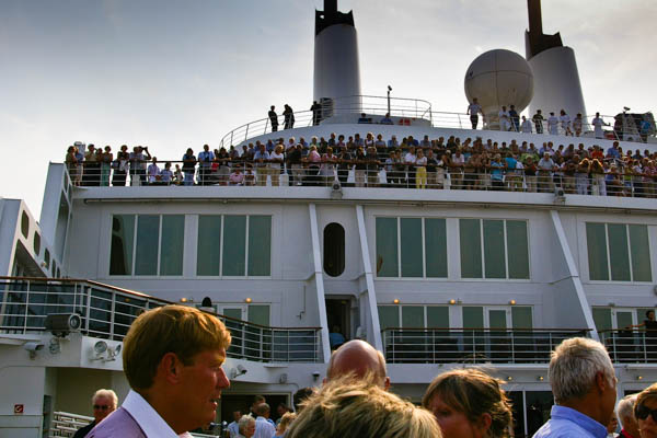 QM2 crowds at departure