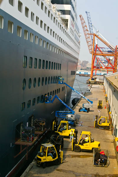 Loading the Queen Mary 2