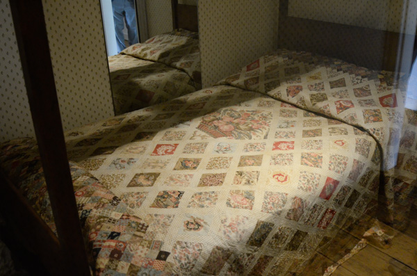 Bedstead with quilt